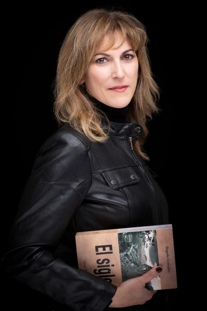 Imagen de Begoña Gonzalez con su novela El Siglo en la mano