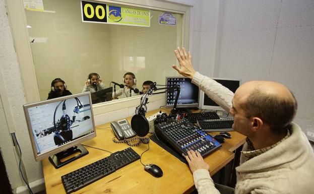 Imagen del estudio de Radio Cangas en las ondas